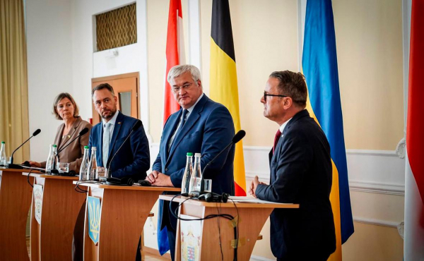 FTузнала о планах стран Запада создать три линии обороны на Украине
                 
                    FTузнала о планах стран Запада создать три линии обороны на Украине