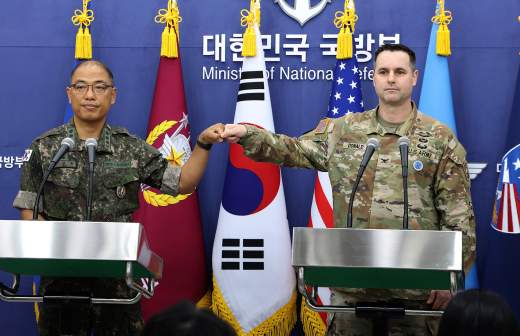 
                    Глава МИД Южной Кореи проведет встречу с коллегами из США и Японии

        