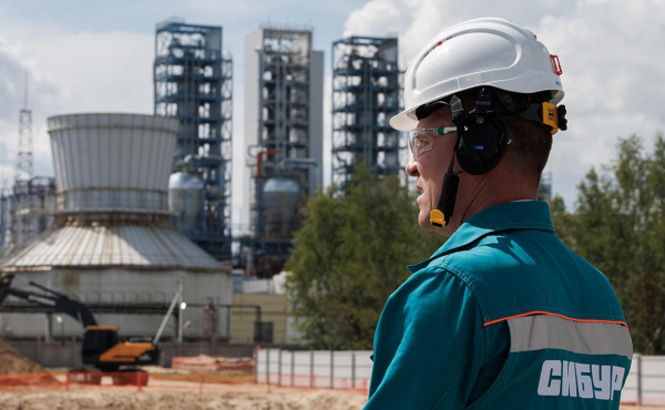 
                    Путин разрешил «дочке» Sinopec из Гонконга купить акции «Сибура»
                