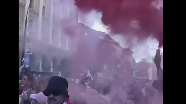 В Тбилиси начались массовые протесты на фоне выборов
                 
                    В Тбилиси начались массовые протесты на фоне выборов