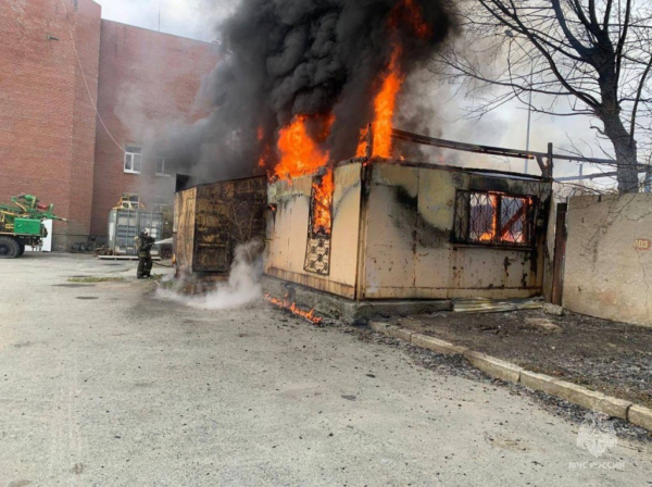 В Екатеринбурге вспыхнул гараж в шиномонтажке (ФОТО)