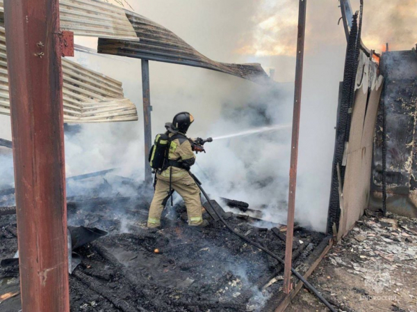 В Екатеринбурге вспыхнул гараж в шиномонтажке (ФОТО)