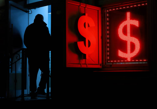 Компании распродают валютные накопления
             
                Компании распродают валютные накопления