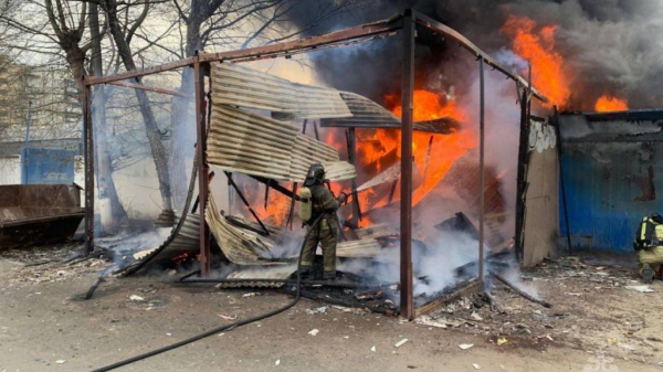 В Екатеринбурге вспыхнул гараж в шиномонтажке (ФОТО)