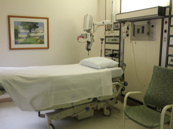 Мужчина ударился мизинцем о стул и сломал шею, после у него выявили рак