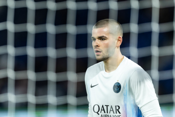 Конкурент Сафонова опозорился на весь мир. Такого с французскими вратарями не случалось почти 100 лет! Конкурент Сафонова опозорился на весь мир. Такого с французскими вратарями не случалось почти 100 лет!