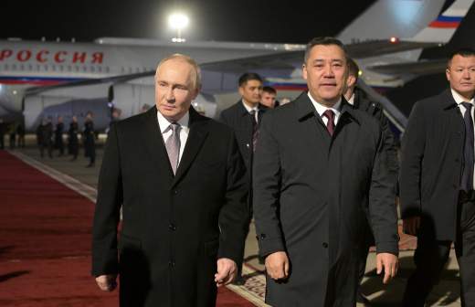 Путин поздоровался с почетным караулом на киргизском языке
Путин поздоровался с почетным караулом на киргизском языке