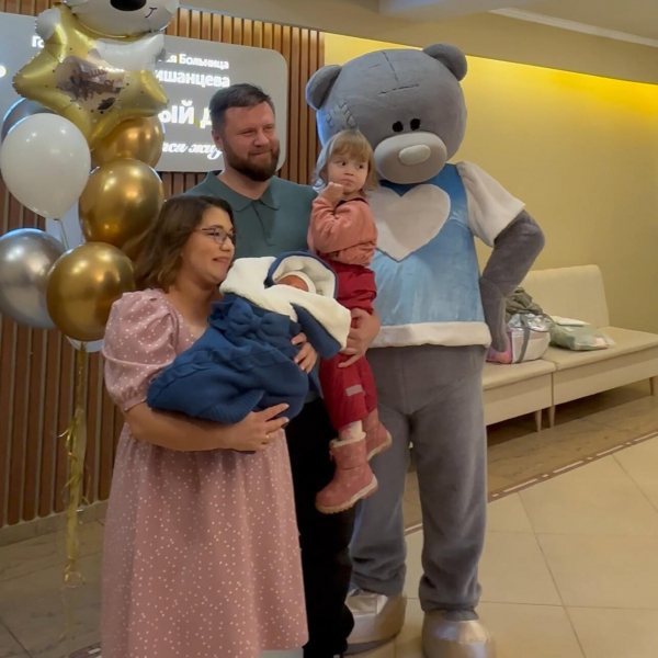 Счастливая Сябитова впервые показала новорожденного внука