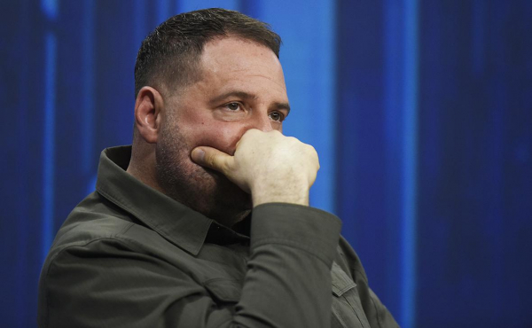 
                    Зеленский уволил Ермака
                