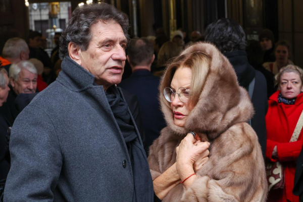 Заплаканная Максакова встала на колени возле гроба Симонова