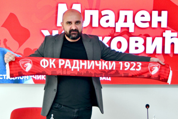 Потерял сознание во время матча и почернел. Смерть тренера потрясла всю страну Потерял сознание во время матча и почернел. Смерть тренера потрясла всю страну