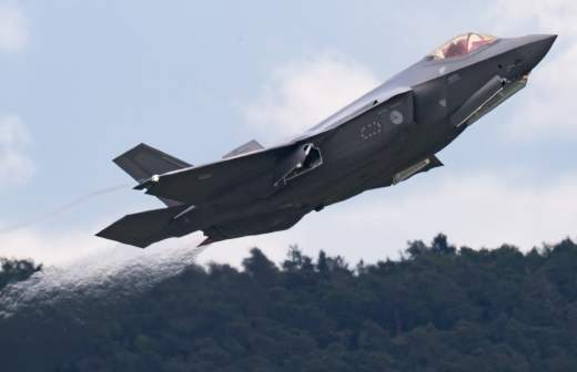 СМИ узнали о рассмотрении офисом Трампа запроса Саудовской Аравии о покупке F-35
СМИ узнали о рассмотрении офисом Трампа запроса Саудовской Аравии о покупке F-35