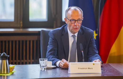 
                    Бюджетный комитет бундестага одобрил траты на оборону в размере &euro;108 млрд

        