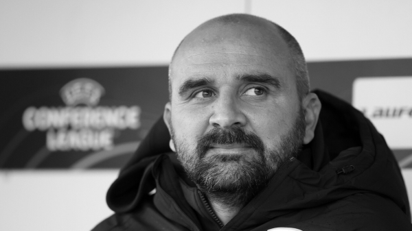 Потерял сознание во время матча и почернел. Смерть тренера потрясла всю страну Потерял сознание во время матча и почернел. Смерть тренера потрясла всю страну