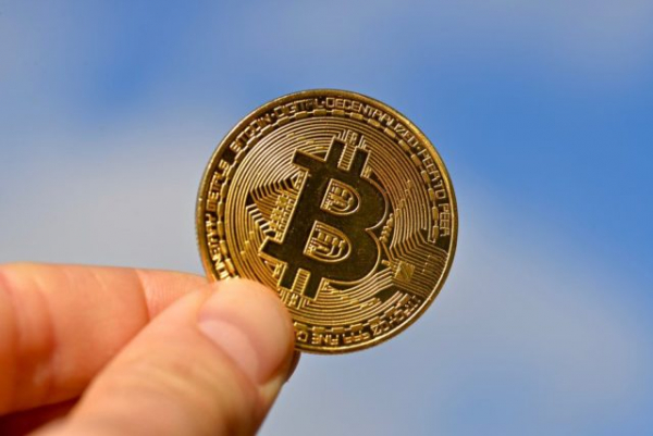 &laquo;Киты&raquo; избавились от биткоина на $45 млрд