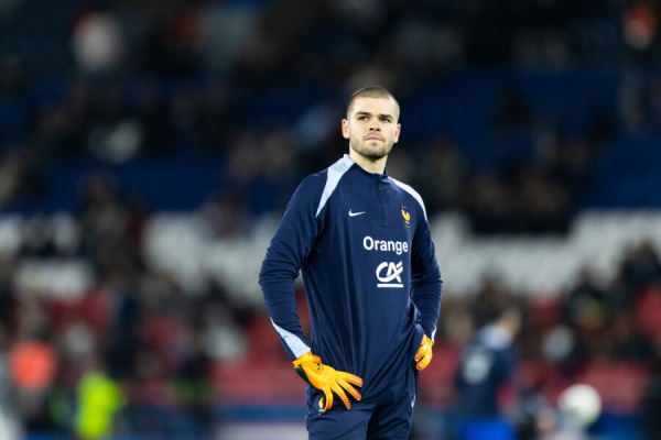 Конкурент Сафонова опозорился на весь мир. Такого с французскими вратарями не случалось почти 100 лет! Конкурент Сафонова опозорился на весь мир. Такого с французскими вратарями не случалось почти 100 лет!