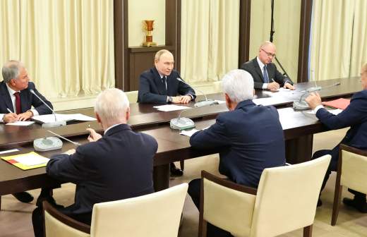 
                    Песков не исключил возможности посещения Путиным новых регионов до конца года

        