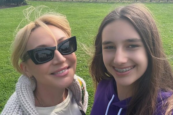 Кристина Орбакайте показала дочь-невесту — белое мини и ноги от ушей Кристина Орбакайте показала дочь-невесту — белое мини и ноги от ушей