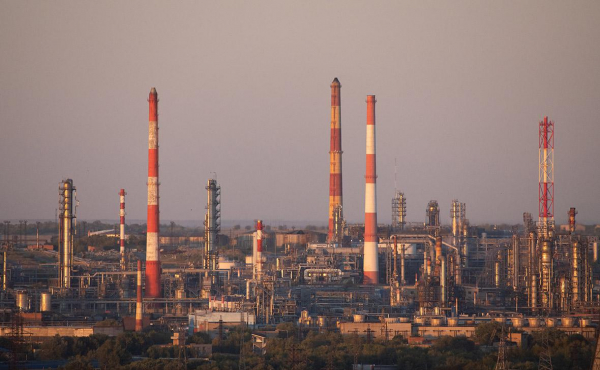 
                    Власти изучат льготы для НПЗ за выпуск дополнительных объемов топлива
                