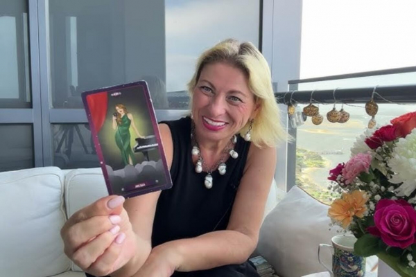 Анжела Перл назвала знак, которому карты сулят финансовый подъем в ноябре