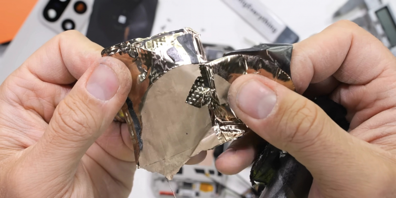 Испарительная камера рвётся голыми руками: OnePlus 15 проверили на прочность