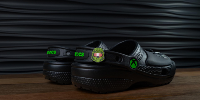 Microsoft представила кроксы в стиле Xbox &mdash; с подвесками Halo и Fallout