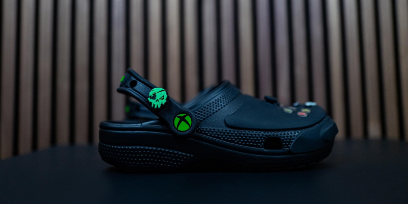 Microsoft представила кроксы в стиле Xbox &mdash; с подвесками Halo и Fallout
