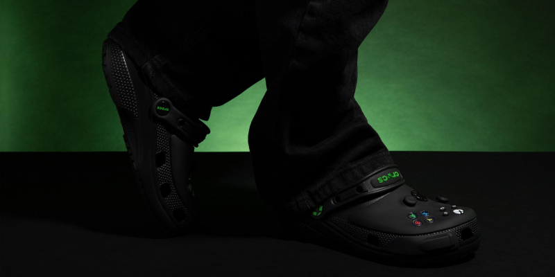 Microsoft представила кроксы в стиле Xbox &mdash; с подвесками Halo и Fallout