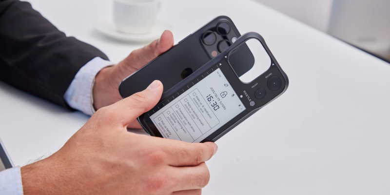 Представлен SmartInk I — чехол для iPhone с экраном E‑Ink и функцией записи речи