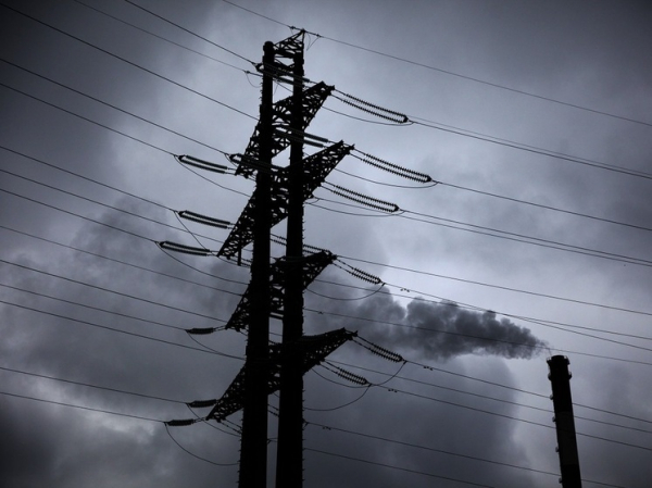 В двух крупных областях Украины тысячи людей остались без электричества