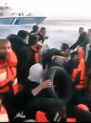 В Греции береговая охрана протаранила надувную лодку с нелегальными мусульманскими мигрантами, пытавшимися попасть в ЕС В Греции береговая охрана протаранила надувную лодку с нелегальными мусульманскими мигрантами, пытавшимися попасть в ЕС