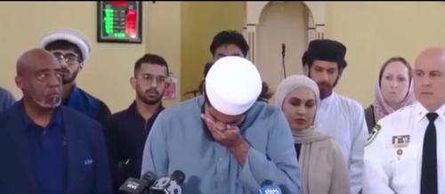 «За что нам это?»: имам в США расплакался из-за горожан, целенаправленно жующих бекон у мечети «За что нам это?»: имам в США расплакался из-за горожан, целенаправленно жующих бекон у мечети