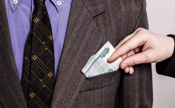 
                    Нижегородских чиновников наградят за сообщения о попытке дать взятку
                